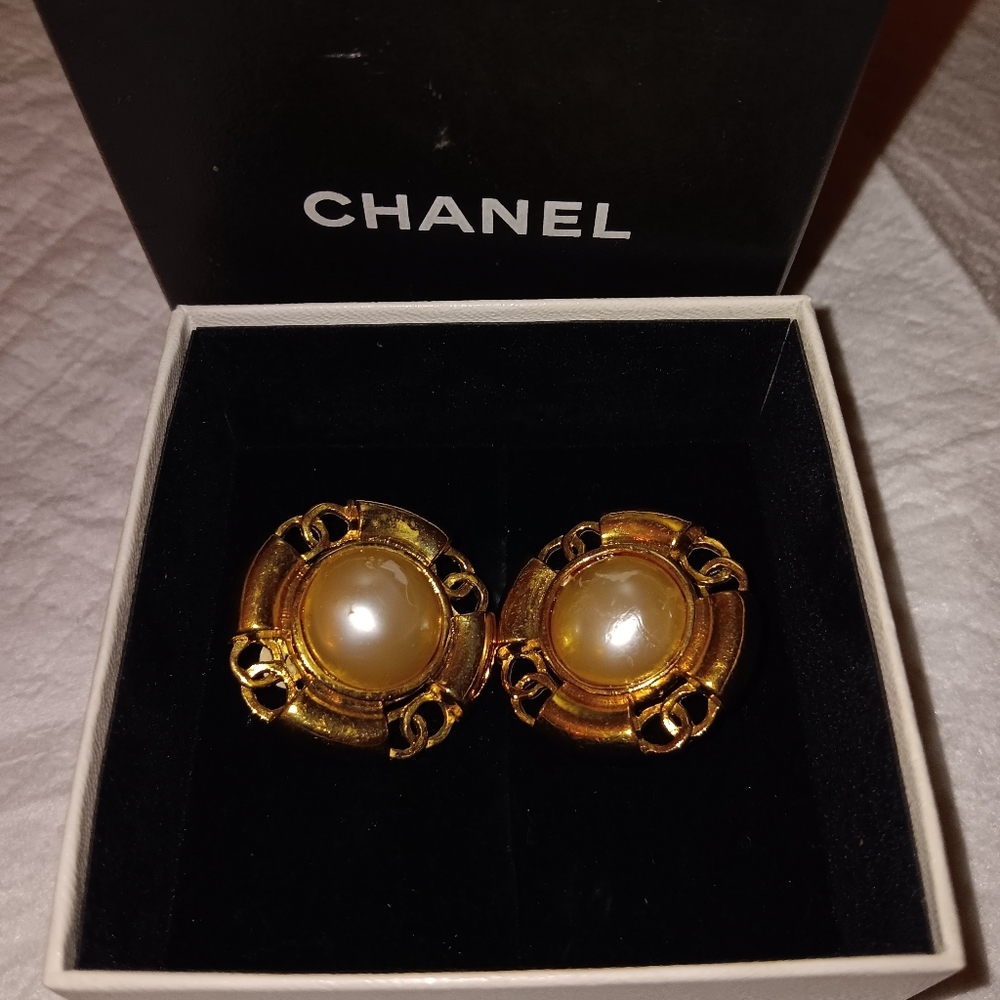 Chanel CC Vintage Gold Tone Pearl Clip Earrings 93A With Box